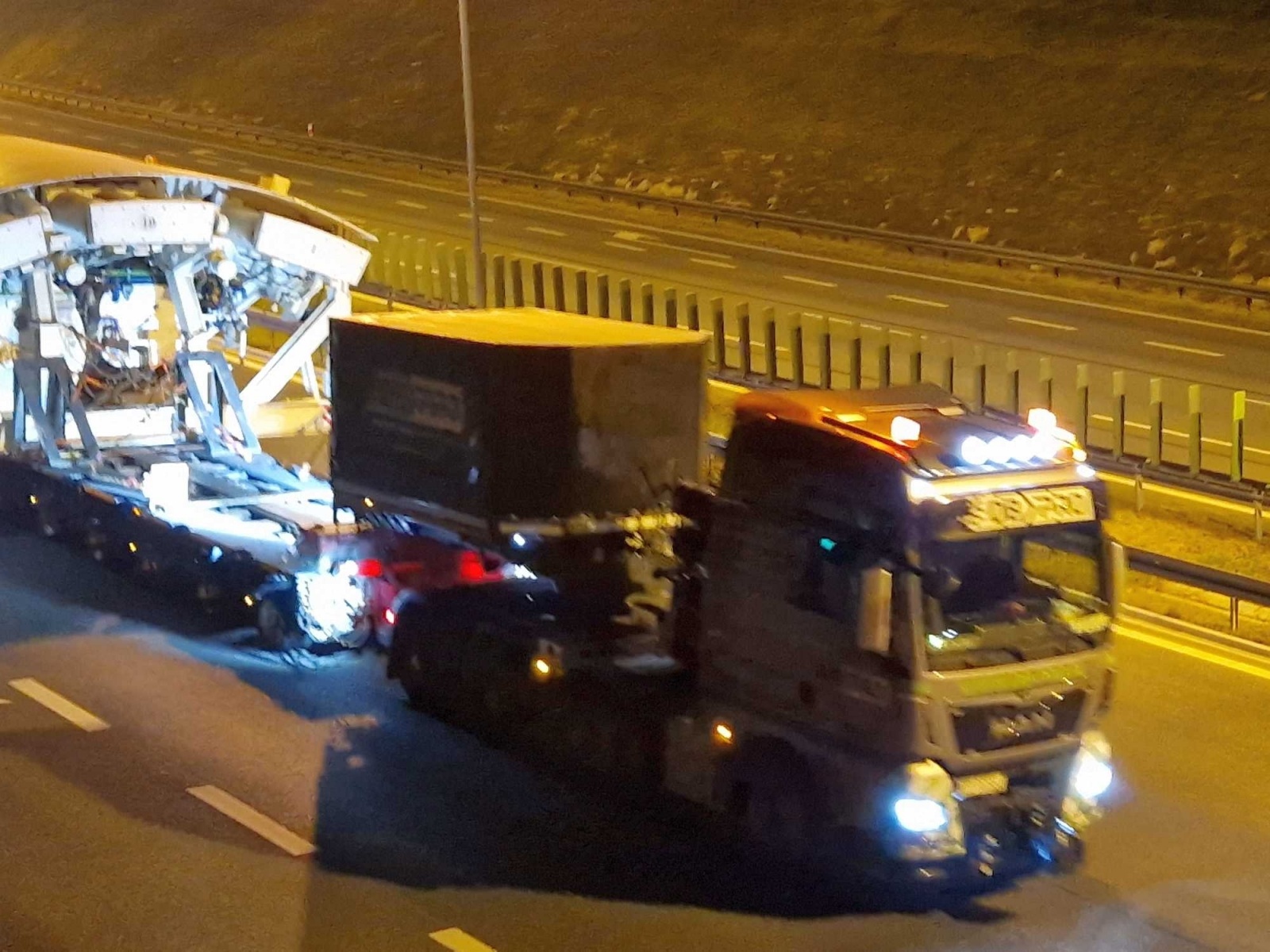 Zdjęcie w galerii na portalu naszwodzislaw.com: Pierwszy transport maszyny TBM dotarł do celu. Dwa kolejne przejadą przez nasz region wiadomości z regionu