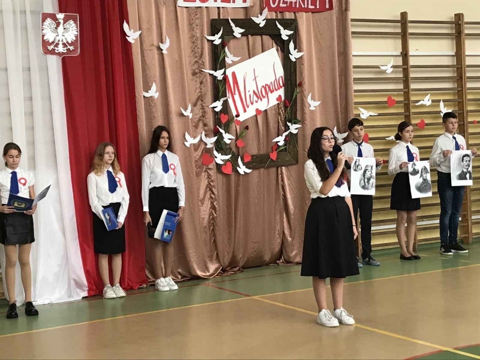 Zdjęcie w galerii na portalu naszwodzislaw.com: Społeczność ZSP1 świętowała Narodowe Święto Niepodległości wiadomości z regionu