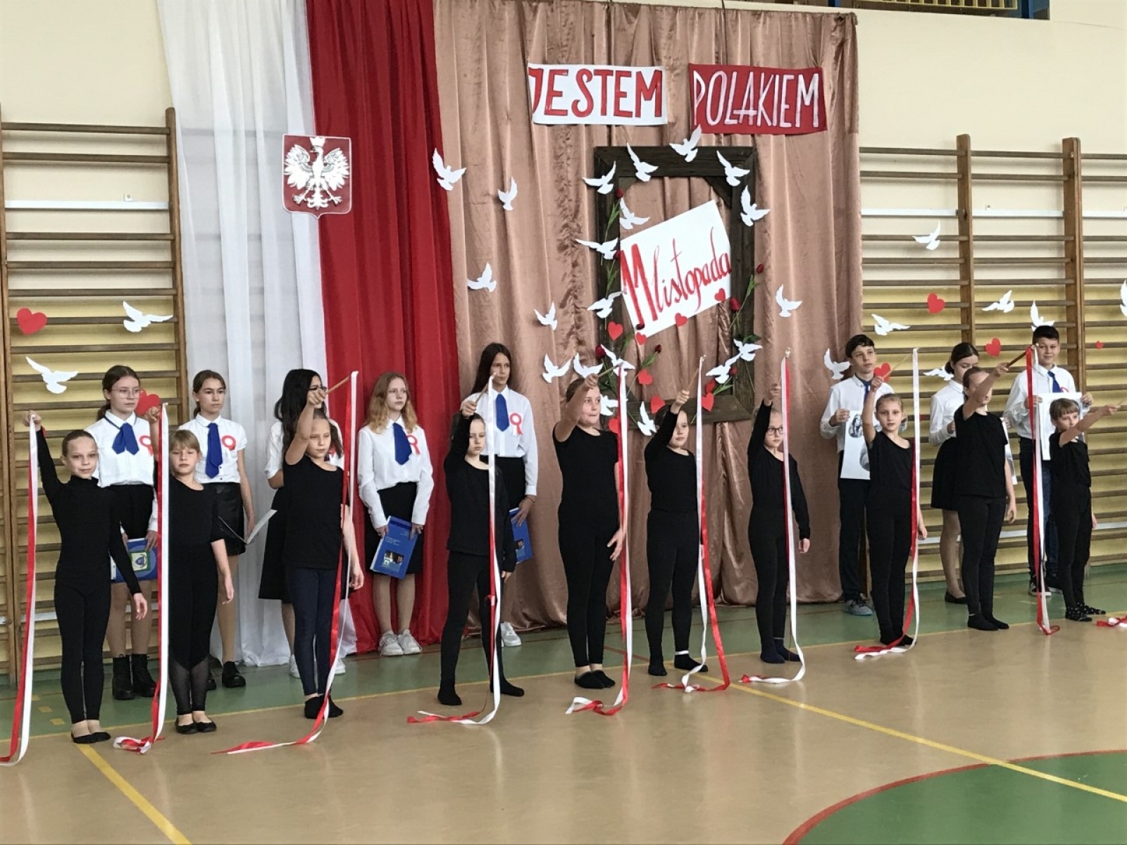 Zdjęcie w galerii na portalu naszwodzislaw.com: Społeczność ZSP1 świętowała Narodowe Święto Niepodległości wiadomości z regionu