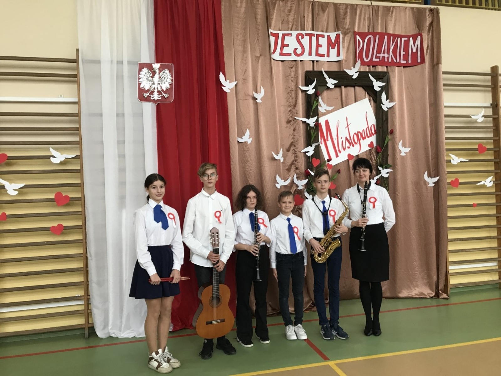 Zdjęcie w galerii na portalu naszwodzislaw.com: Społeczność ZSP1 świętowała Narodowe Święto Niepodległości wiadomości z regionu