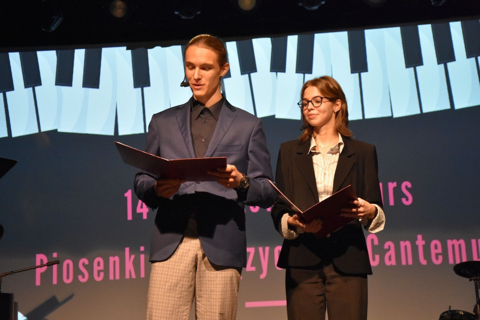 Zdjęcie w galerii na portalu naszwodzislaw.com: Cantemus rozbrzmiał w auli I LO [FOTO] wiadomości z regionu