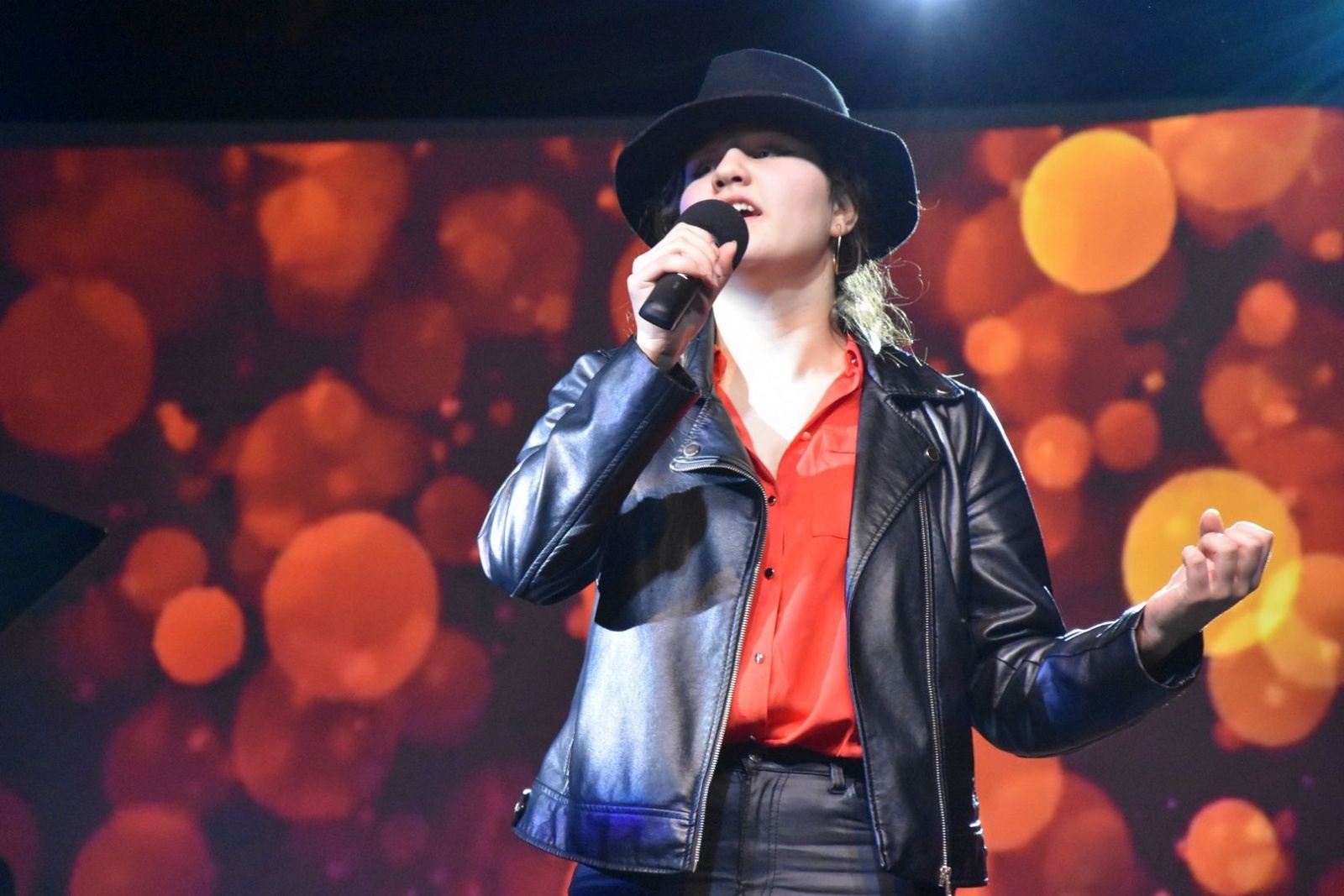 Zdjęcie w galerii na portalu naszwodzislaw.com: Cantemus rozbrzmiał w auli I LO [FOTO] wiadomości z regionu