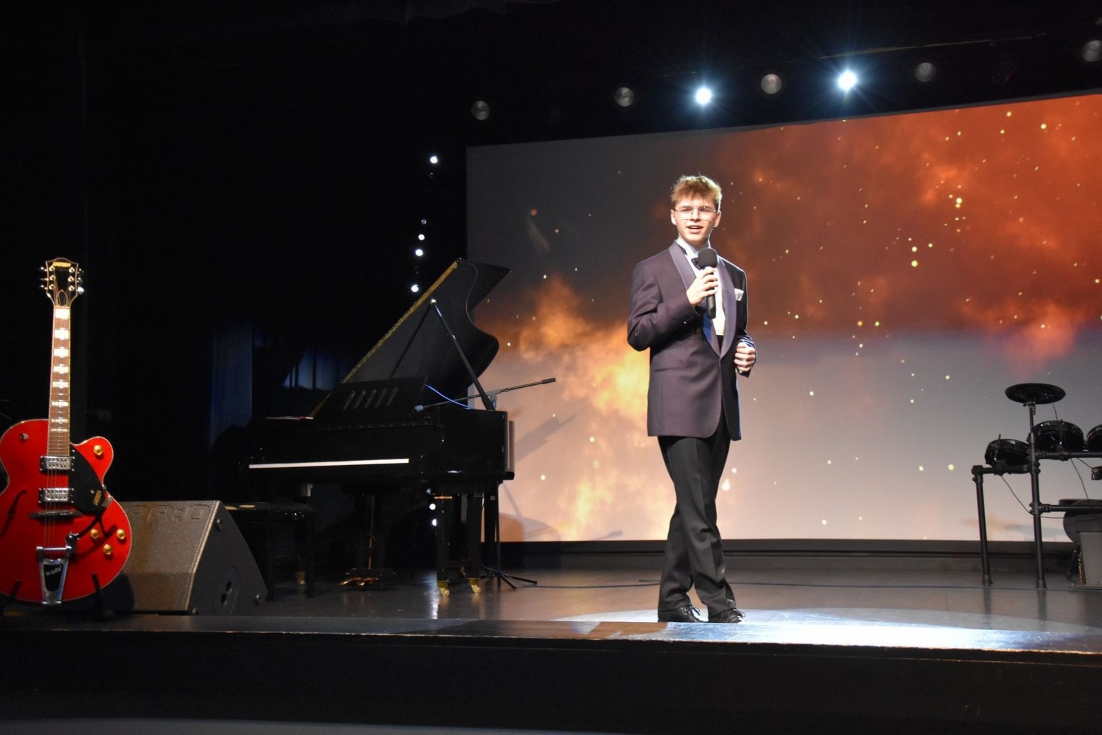 Zdjęcie w galerii na portalu naszwodzislaw.com: Cantemus rozbrzmiał w auli I LO [FOTO] wiadomości z regionu