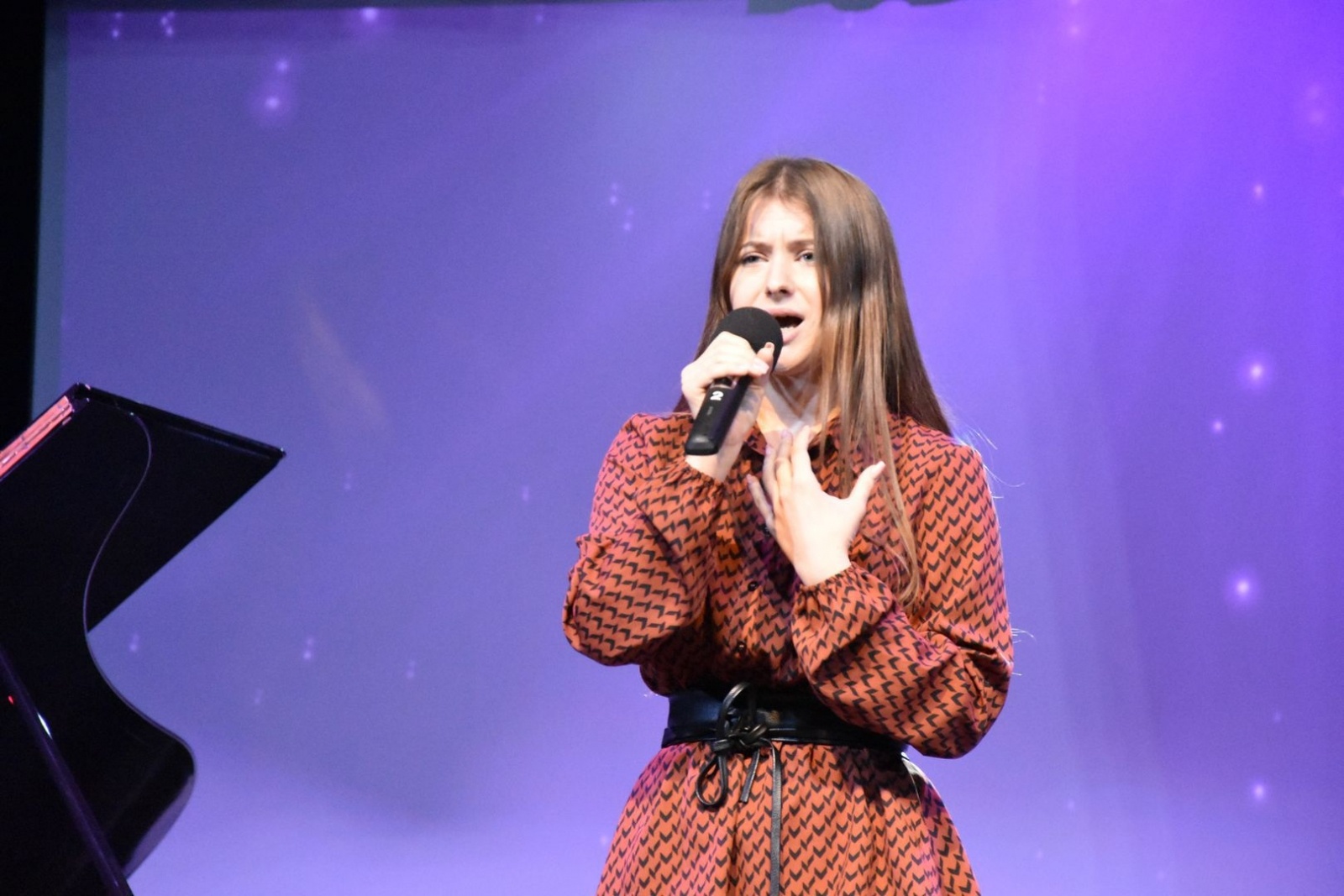 Zdjęcie w galerii na portalu naszwodzislaw.com: Cantemus rozbrzmiał w auli I LO [FOTO] wiadomości z regionu