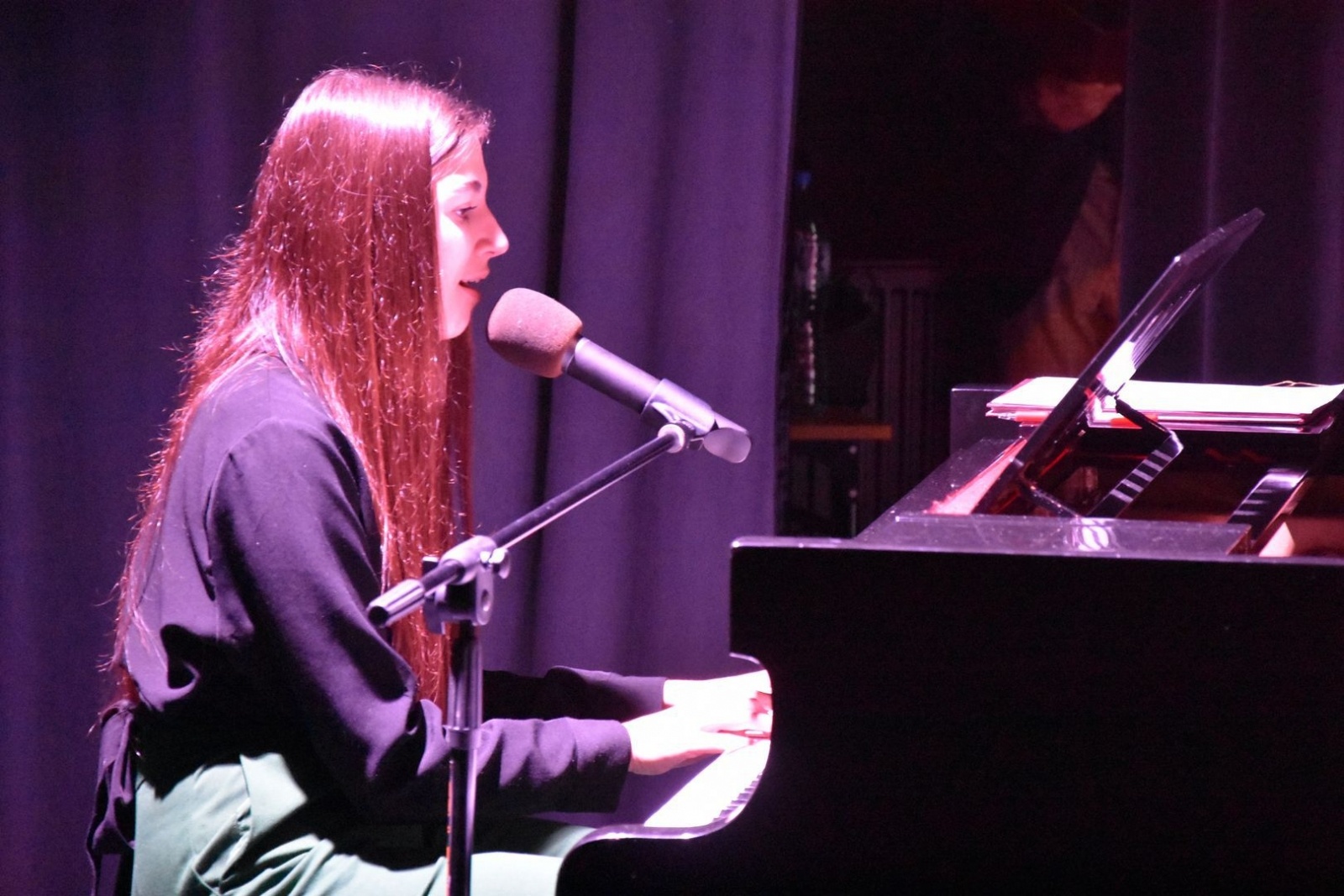 Zdjęcie w galerii na portalu naszwodzislaw.com: Cantemus rozbrzmiał w auli I LO [FOTO] wiadomości z regionu