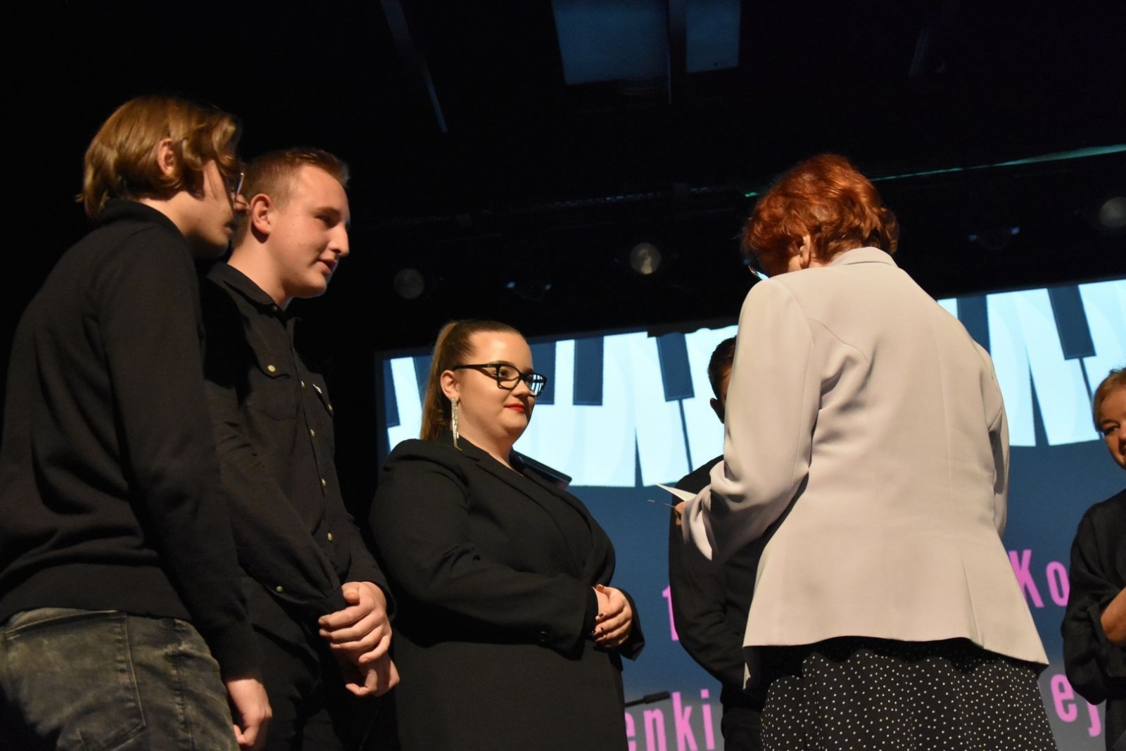 Zdjęcie w galerii na portalu naszwodzislaw.com: Cantemus rozbrzmiał w auli I LO [FOTO] wiadomości z regionu