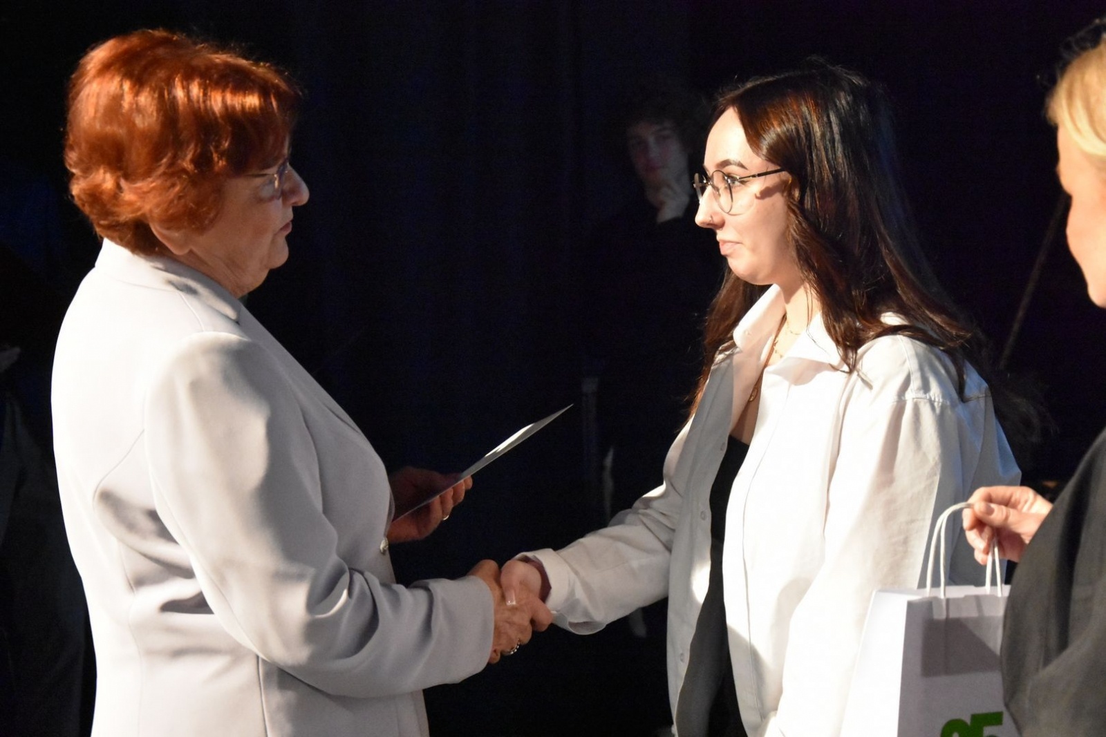 Zdjęcie w galerii na portalu naszwodzislaw.com: Cantemus rozbrzmiał w auli I LO [FOTO] wiadomości z regionu