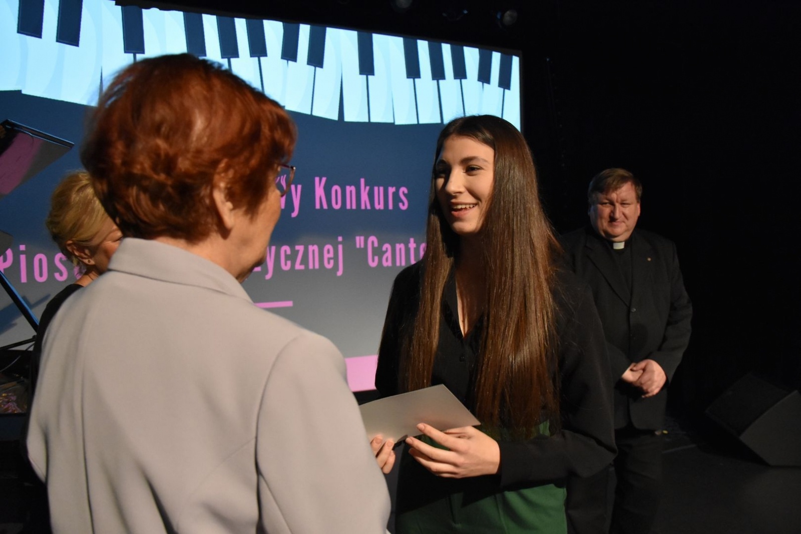 Zdjęcie w galerii na portalu naszwodzislaw.com: Cantemus rozbrzmiał w auli I LO [FOTO] wiadomości z regionu