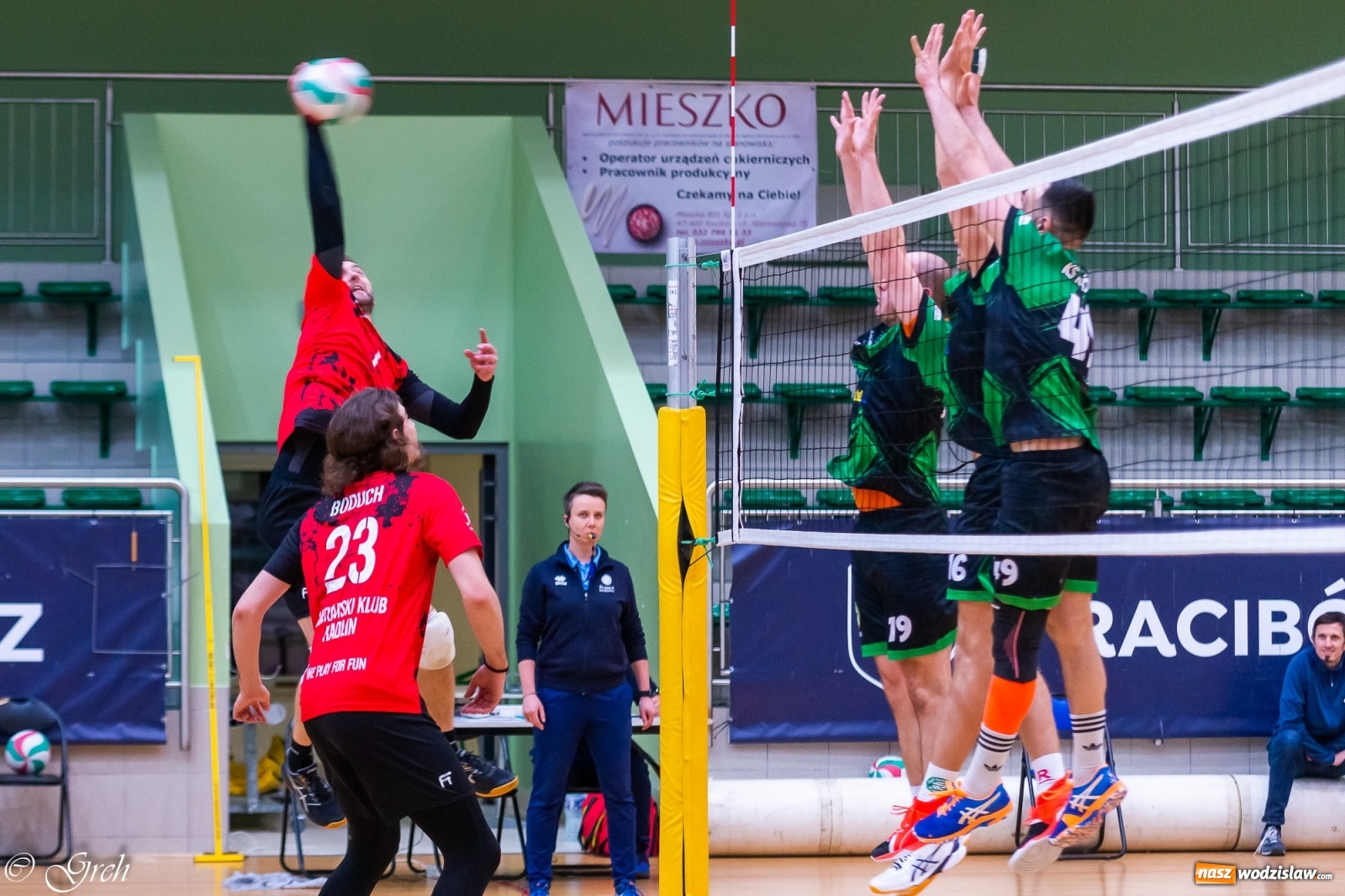 Zdjęcie w galerii na portalu naszwodzislaw.com: Siatkarskie derby w gatunku horroru [FOTO] wiadomości z regionu