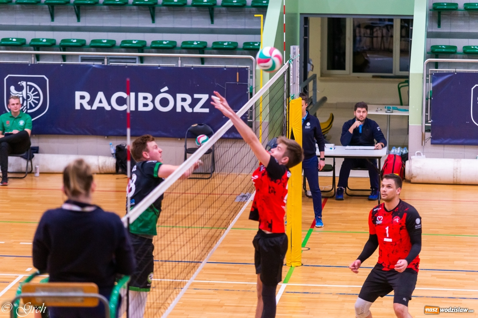 Zdjęcie w galerii na portalu naszwodzislaw.com: Siatkarskie derby w gatunku horroru [FOTO] wiadomości z regionu