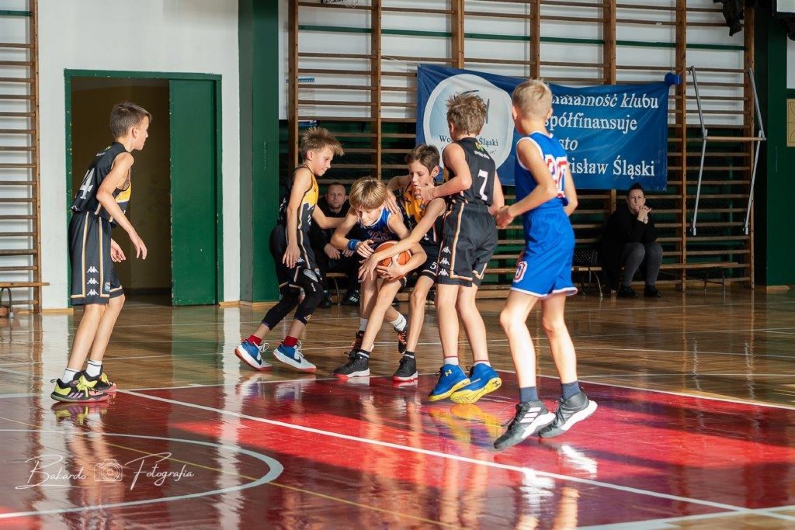 Zdjęcie w galerii na portalu naszwodzislaw.com: Pierwszy wodzisławski turniej minikoszykówki - U12M wiadomości z regionu