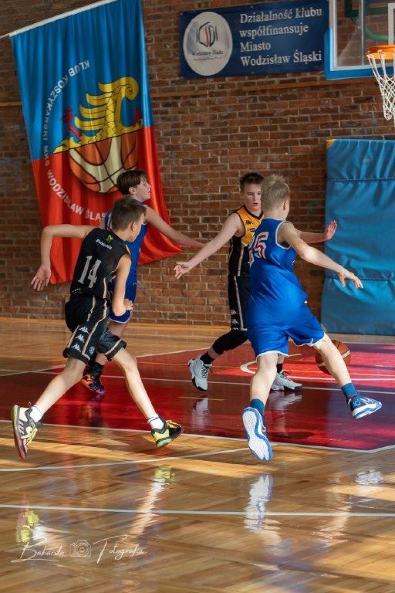 Zdjęcie w galerii na portalu naszwodzislaw.com: Pierwszy wodzisławski turniej minikoszykówki - U12M wiadomości z regionu