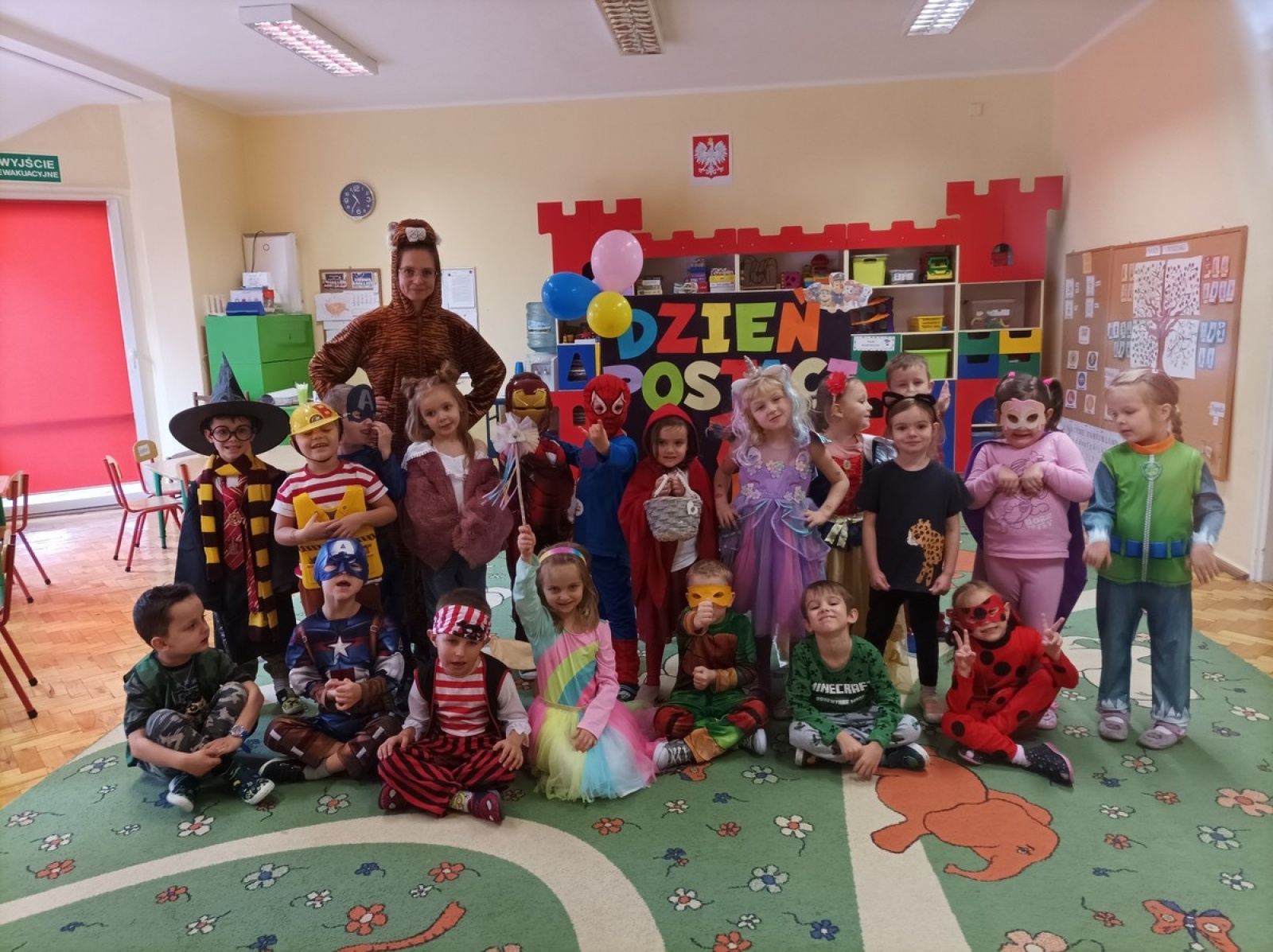 Zdjęcie w galerii na portalu naszwodzislaw.com: Dzień postaci z bajek w PP16 wiadomości z regionu