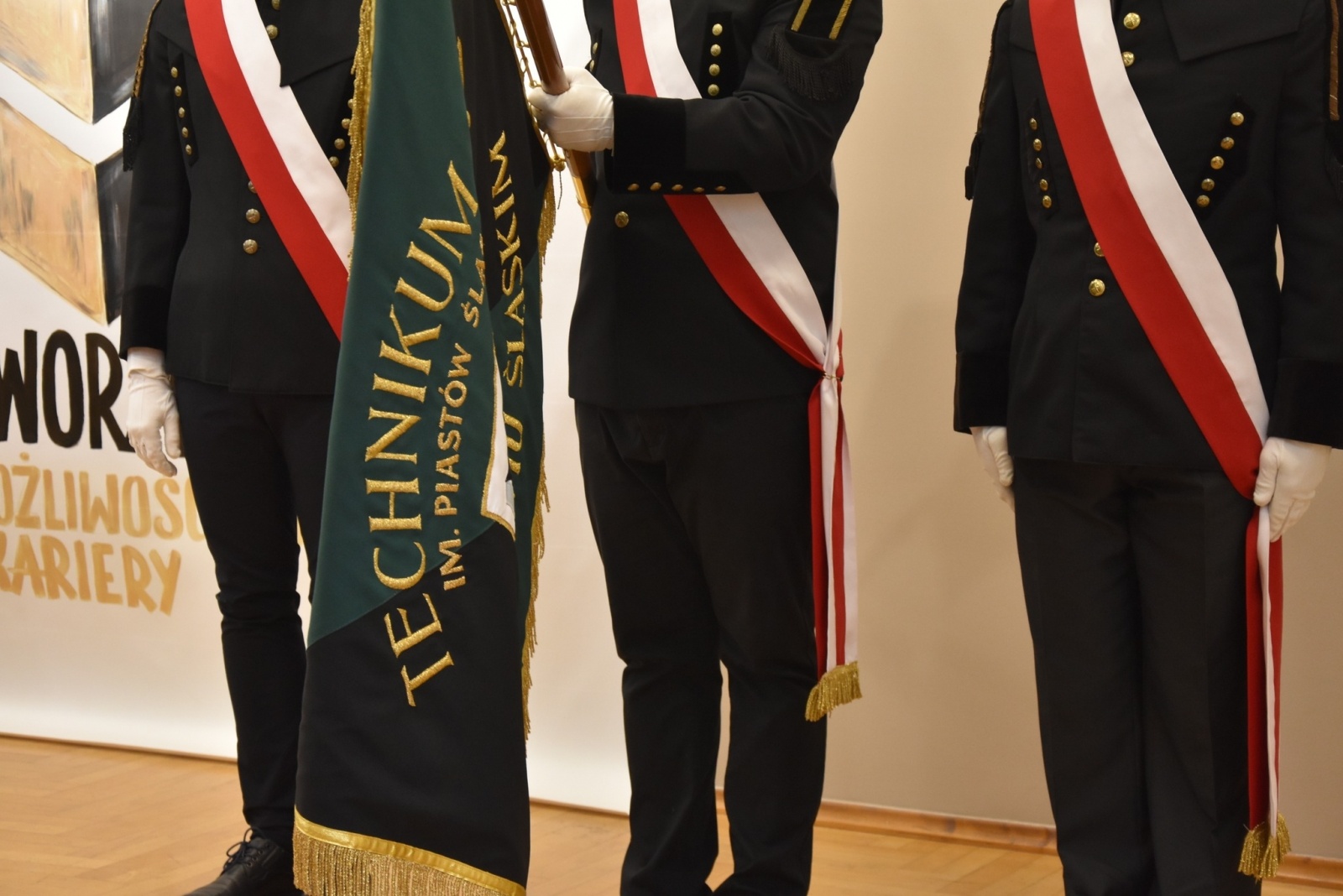 Zdjęcie w galerii na portalu naszwodzislaw.com: Święto Szkoły z kolejną umową patronacką [FOTO] wiadomości z regionu