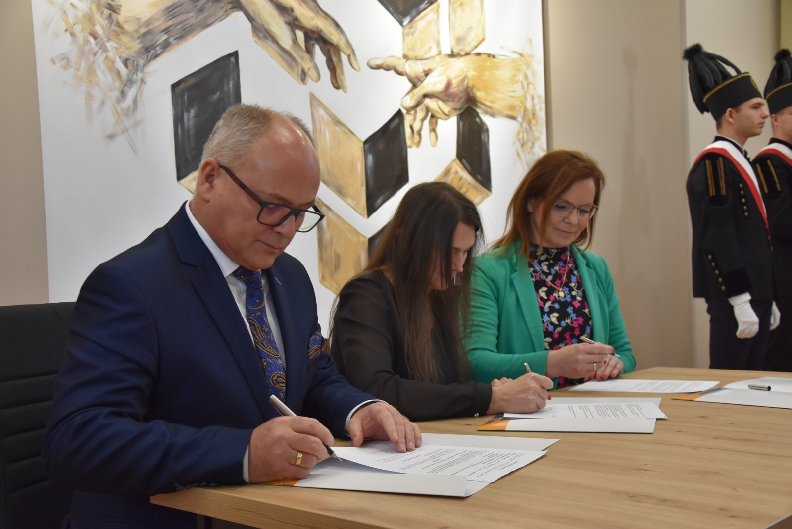 Zdjęcie w galerii na portalu naszwodzislaw.com: Święto Szkoły z kolejną umową patronacką [FOTO] wiadomości z regionu