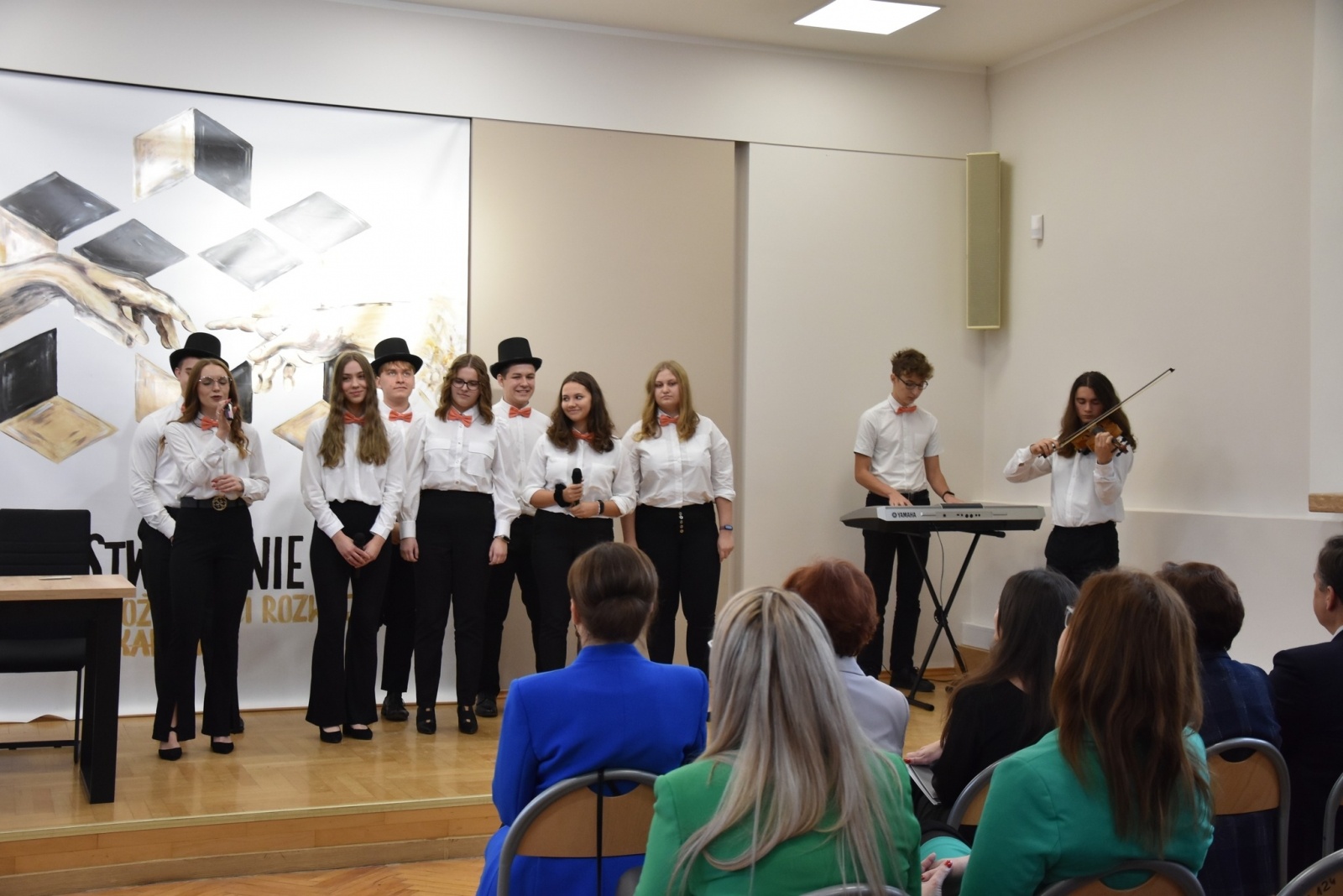 Zdjęcie w galerii na portalu naszwodzislaw.com: Święto Szkoły z kolejną umową patronacką [FOTO] wiadomości z regionu