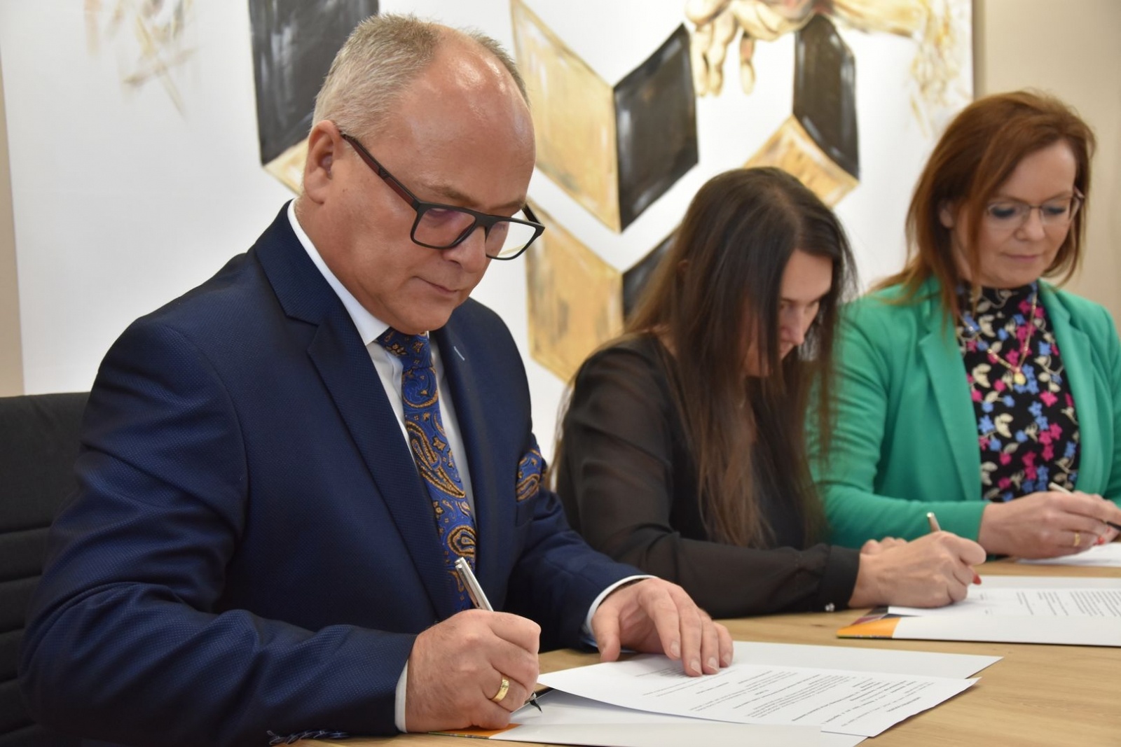 Zdjęcie w galerii na portalu naszwodzislaw.com: Święto Szkoły z kolejną umową patronacką [FOTO] wiadomości z regionu