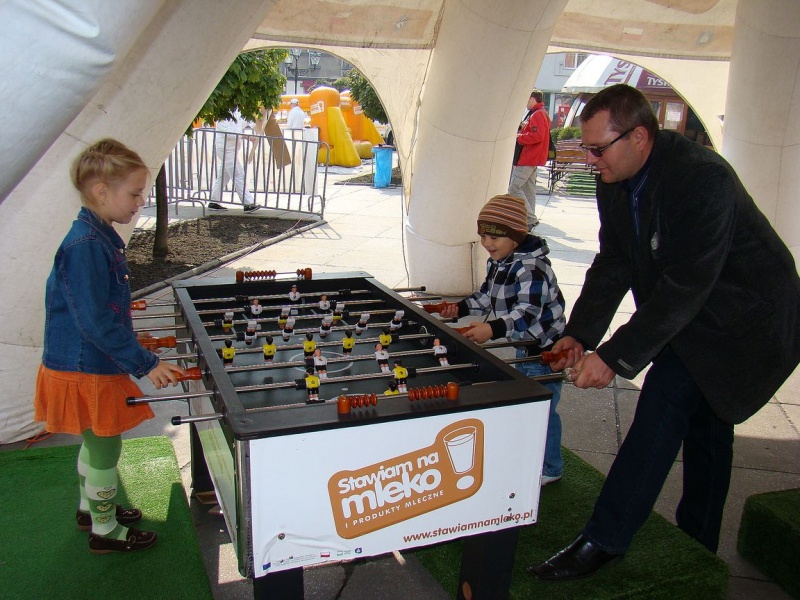 Zdjęcie w galerii na portalu naszwodzislaw.com: Trzy rzuty mleka w rynku wiadomości z regionu