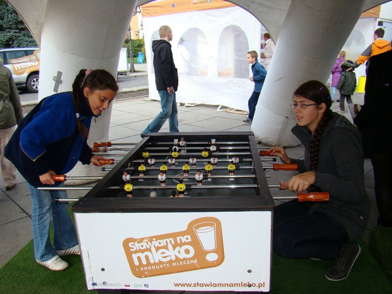 Zdjęcie w galerii na portalu naszwodzislaw.com: Trzy rzuty mleka w rynku wiadomości z regionu