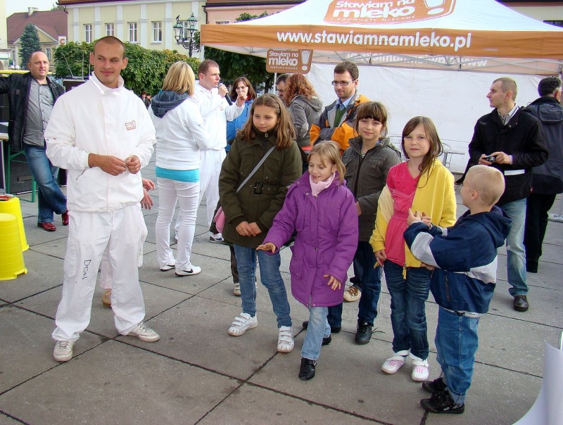 Zdjęcie w galerii na portalu naszwodzislaw.com: Trzy rzuty mleka w rynku wiadomości z regionu