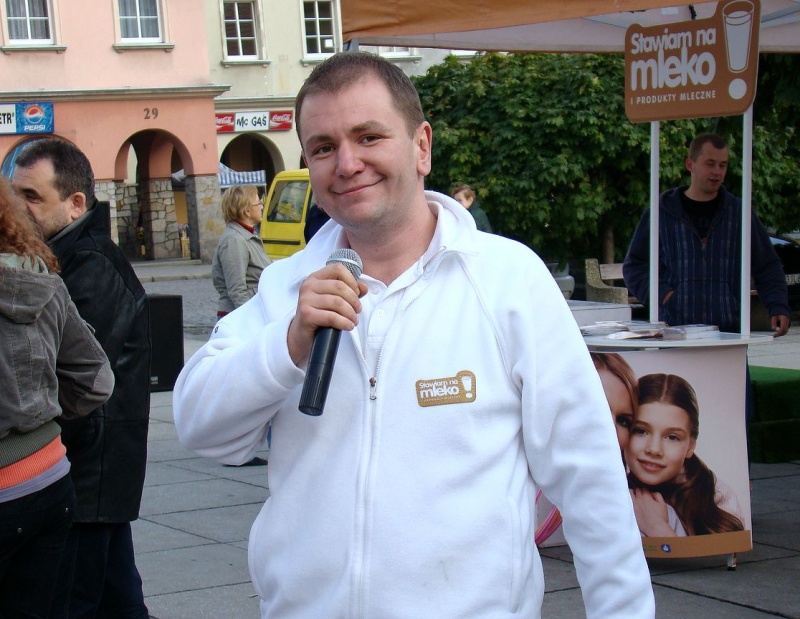 Zdjęcie w galerii na portalu naszwodzislaw.com: Trzy rzuty mleka w rynku wiadomości z regionu
