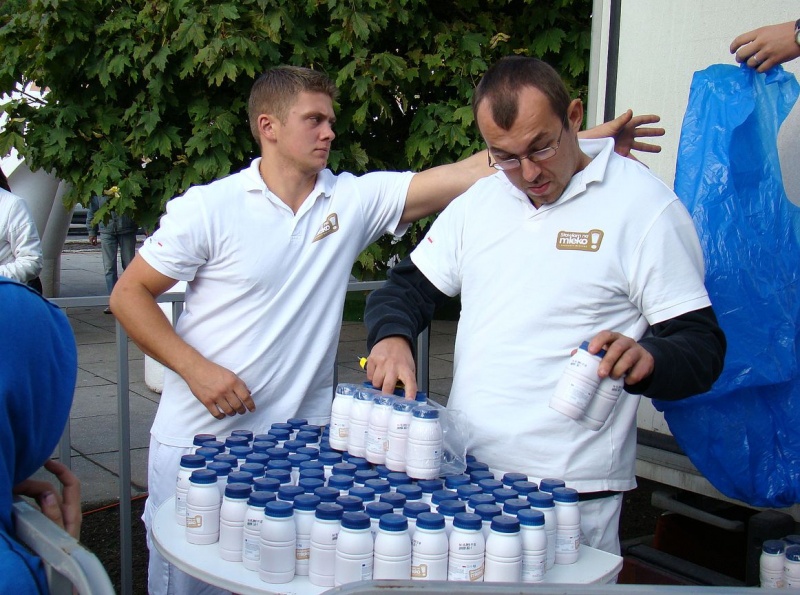 Zdjęcie w galerii na portalu naszwodzislaw.com: Trzy rzuty mleka w rynku wiadomości z regionu