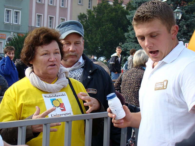 Zdjęcie w galerii na portalu naszwodzislaw.com: Trzy rzuty mleka w rynku wiadomości z regionu
