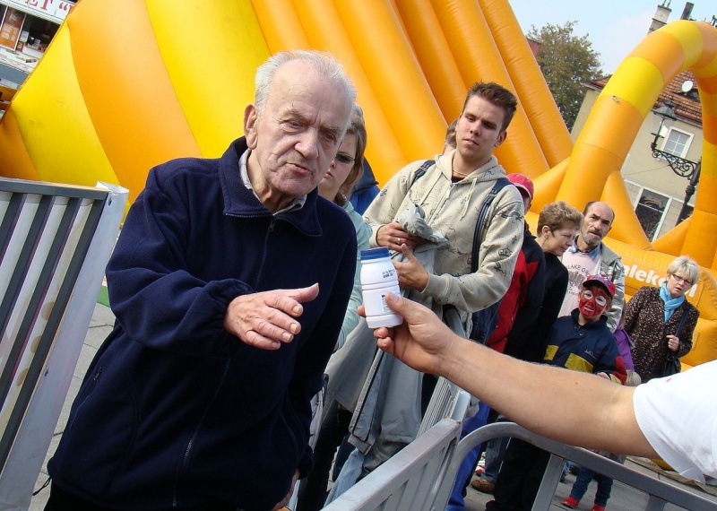 Zdjęcie w galerii na portalu naszwodzislaw.com: Trzy rzuty mleka w rynku wiadomości z regionu