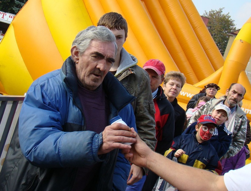 Zdjęcie w galerii na portalu naszwodzislaw.com: Trzy rzuty mleka w rynku wiadomości z regionu