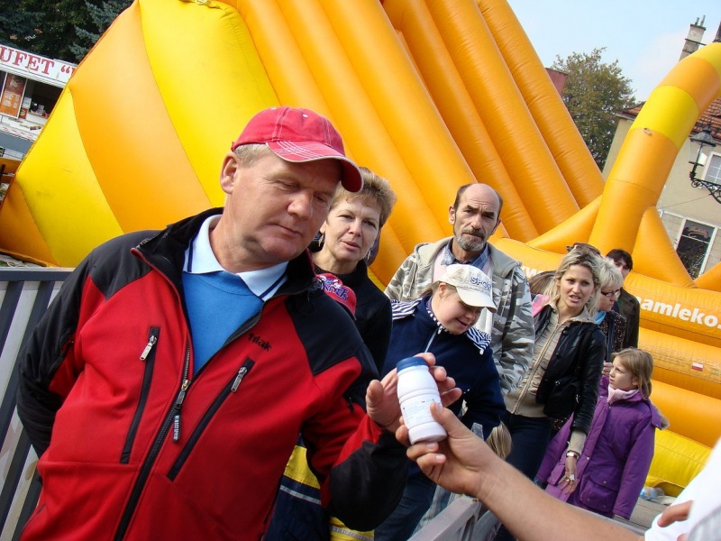 Zdjęcie w galerii na portalu naszwodzislaw.com: Trzy rzuty mleka w rynku wiadomości z regionu