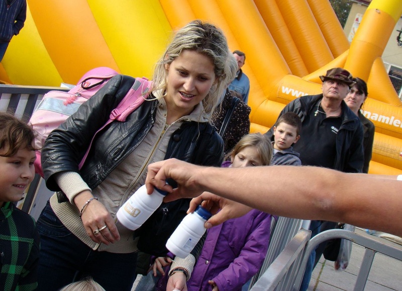 Zdjęcie w galerii na portalu naszwodzislaw.com: Trzy rzuty mleka w rynku wiadomości z regionu