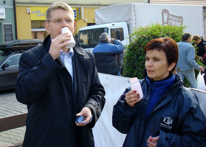 Zdjęcie w galerii na portalu naszwodzislaw.com: Trzy rzuty mleka w rynku wiadomości z regionu