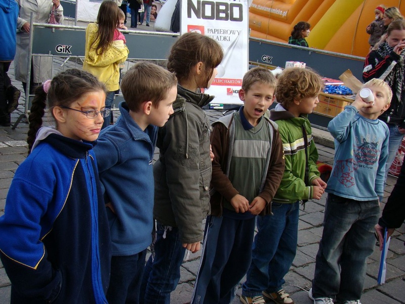 Zdjęcie w galerii na portalu naszwodzislaw.com: Trzy rzuty mleka w rynku wiadomości z regionu