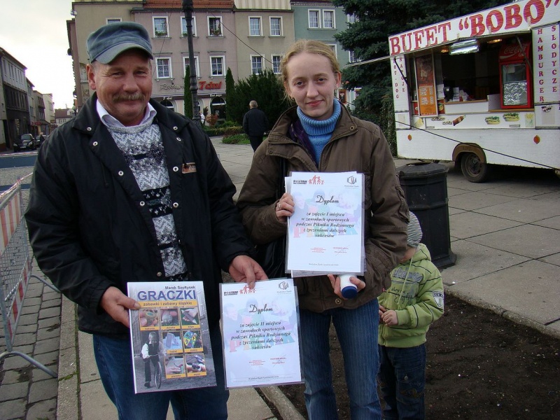 Zdjęcie w galerii na portalu naszwodzislaw.com: Trzy rzuty mleka w rynku wiadomości z regionu