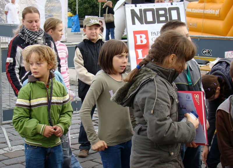 Zdjęcie w galerii na portalu naszwodzislaw.com: Trzy rzuty mleka w rynku wiadomości z regionu