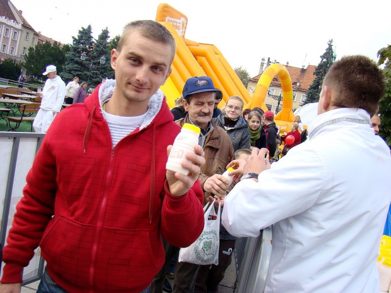 Zdjęcie w galerii na portalu naszwodzislaw.com: Trzy rzuty mleka w rynku wiadomości z regionu