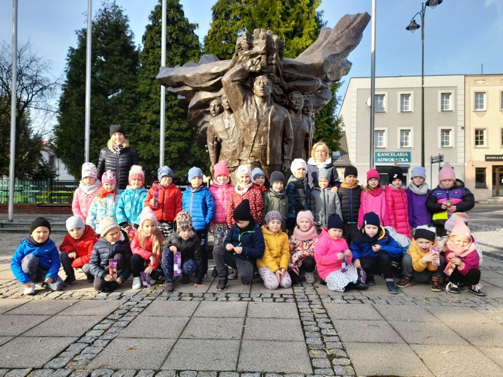 Zdjęcie w galerii na portalu naszwodzislaw.com: Sówki i Słoneczka z Szesnastki zwiedziły wodzisławski pałac wiadomości z regionu