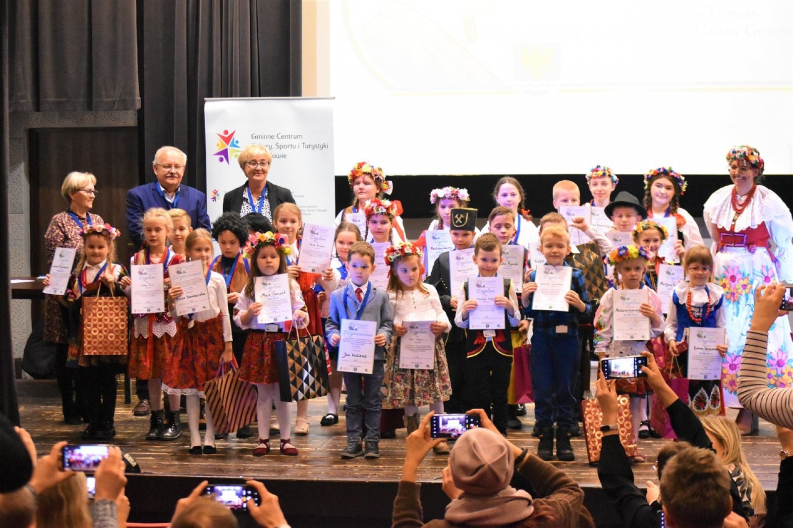 Zdjęcie w galerii na portalu naszwodzislaw.com: Gwara w naszej gminie ciągle żywa! Dzieciaki zaprezentowały swój kunszt wiadomości z regionu