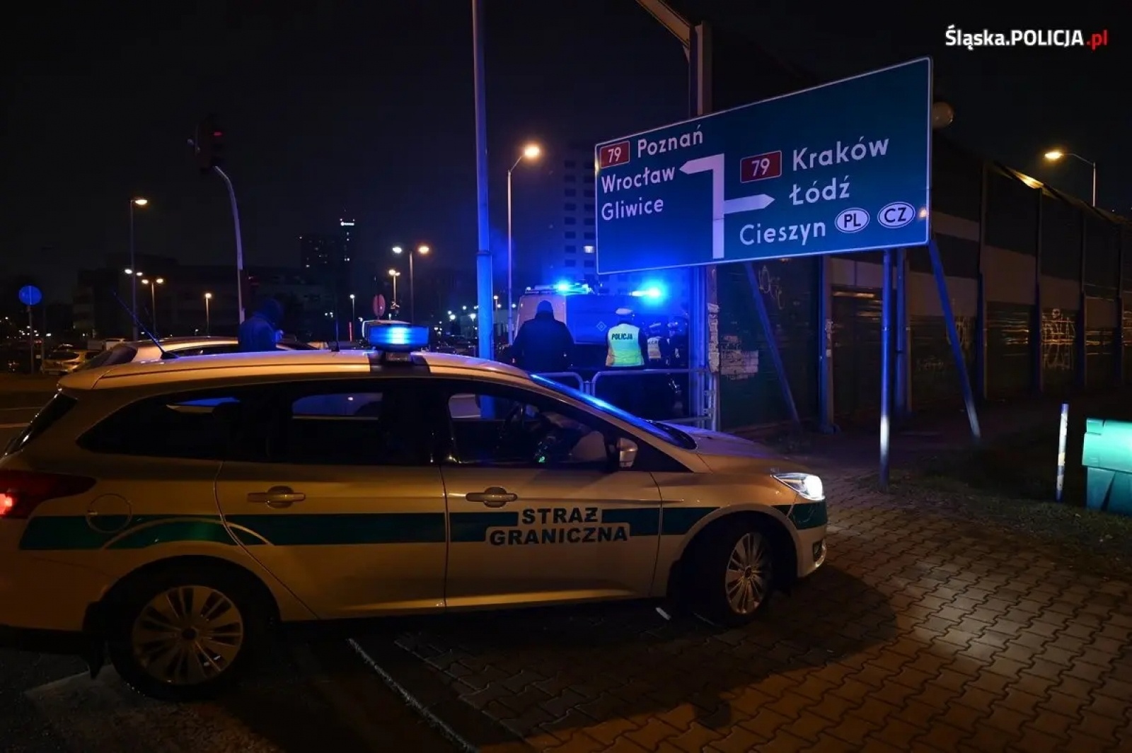 Zdjęcie w galerii na portalu naszwodzislaw.com: Podwózka na aplikację. Nocna akcja śląskiej policji wiadomości z regionu