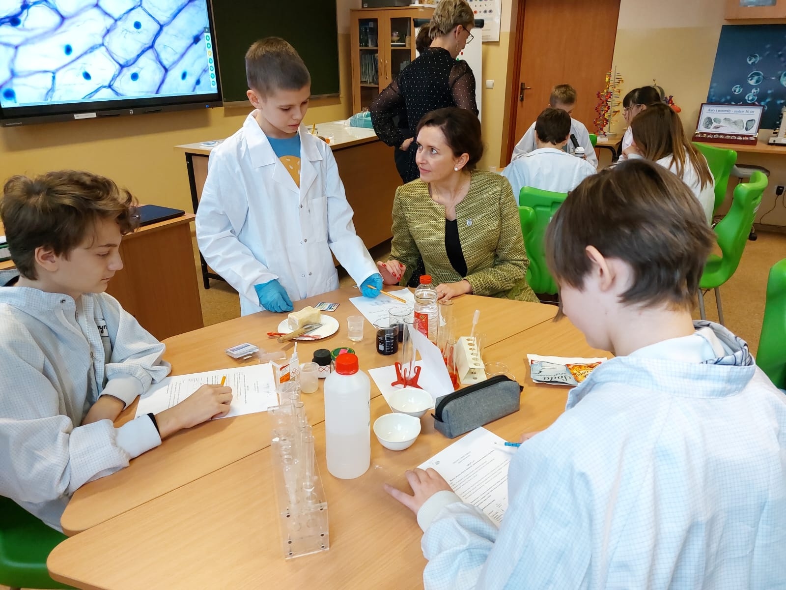 Zdjęcie w galerii na portalu naszwodzislaw.com: W czyżowickiej podstawówce powstało Zielone laboratorium wiadomości z regionu