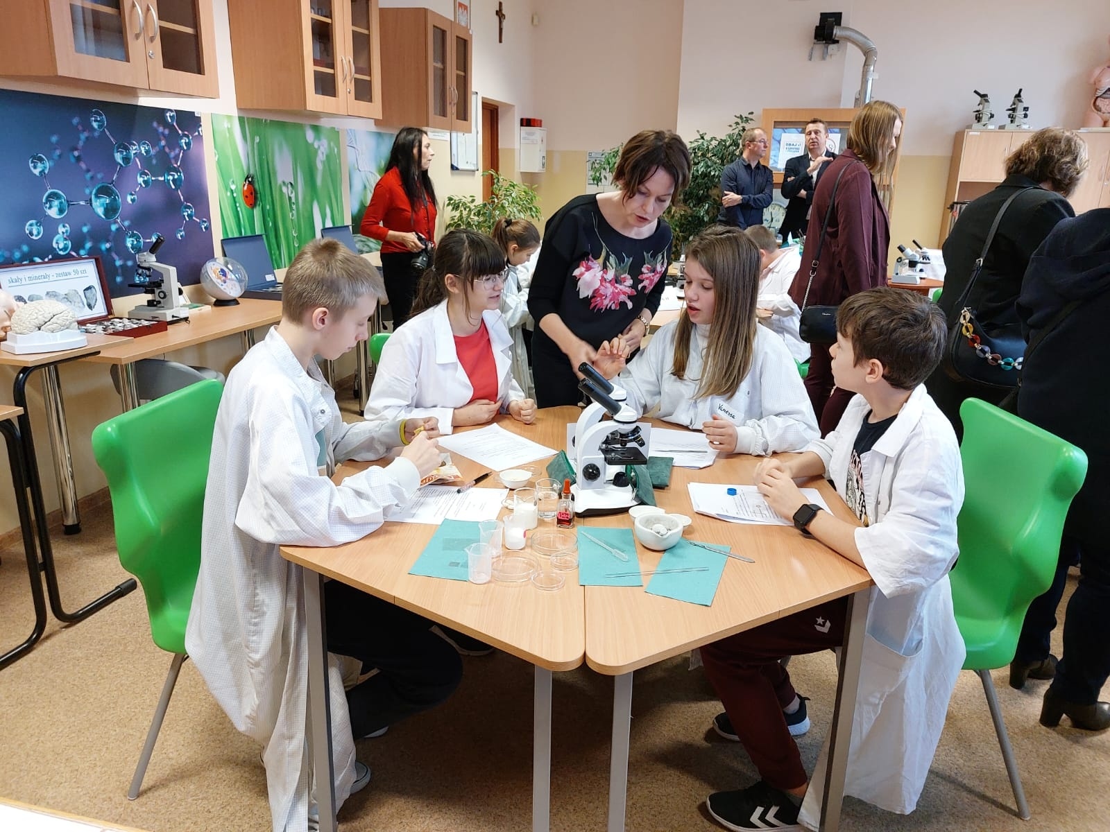 Zdjęcie w galerii na portalu naszwodzislaw.com: W czyżowickiej podstawówce powstało Zielone laboratorium wiadomości z regionu