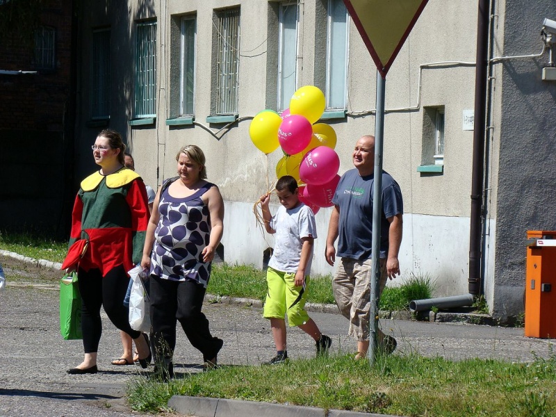 Zdjęcie w galerii na portalu naszwodzislaw.com: Studenci czytali małym pacjentom  wiadomości z regionu