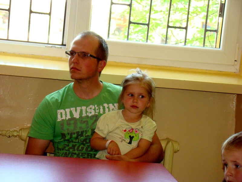 Zdjęcie w galerii na portalu naszwodzislaw.com: Studenci czytali małym pacjentom  wiadomości z regionu