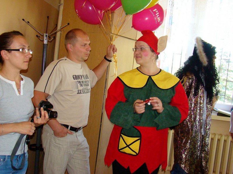 Zdjęcie w galerii na portalu naszwodzislaw.com: Studenci czytali małym pacjentom  wiadomości z regionu