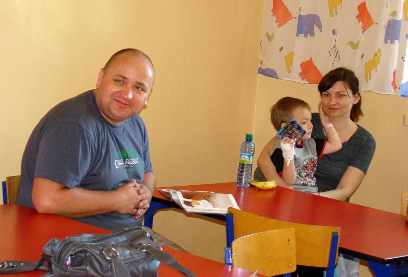 Zdjęcie w galerii na portalu naszwodzislaw.com: Studenci czytali małym pacjentom  wiadomości z regionu