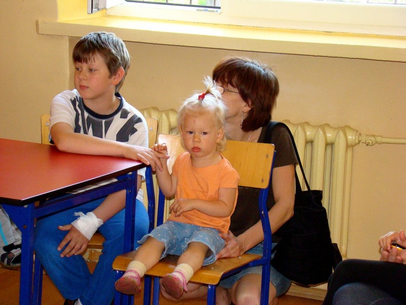 Zdjęcie w galerii na portalu naszwodzislaw.com: Studenci czytali małym pacjentom  wiadomości z regionu