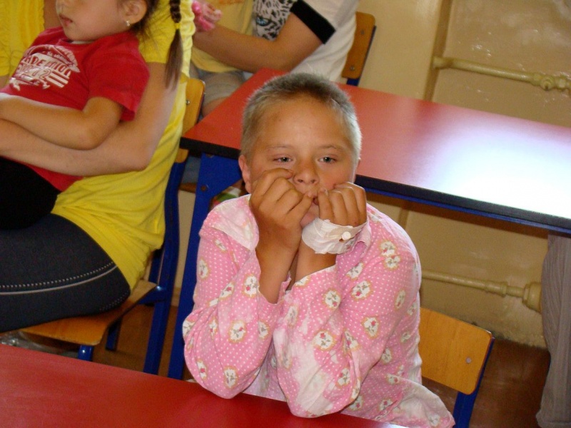 Zdjęcie w galerii na portalu naszwodzislaw.com: Studenci czytali małym pacjentom  wiadomości z regionu