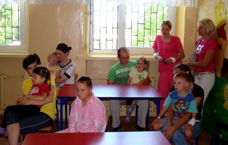 Zdjęcie w galerii na portalu naszwodzislaw.com: Studenci czytali małym pacjentom  wiadomości z regionu