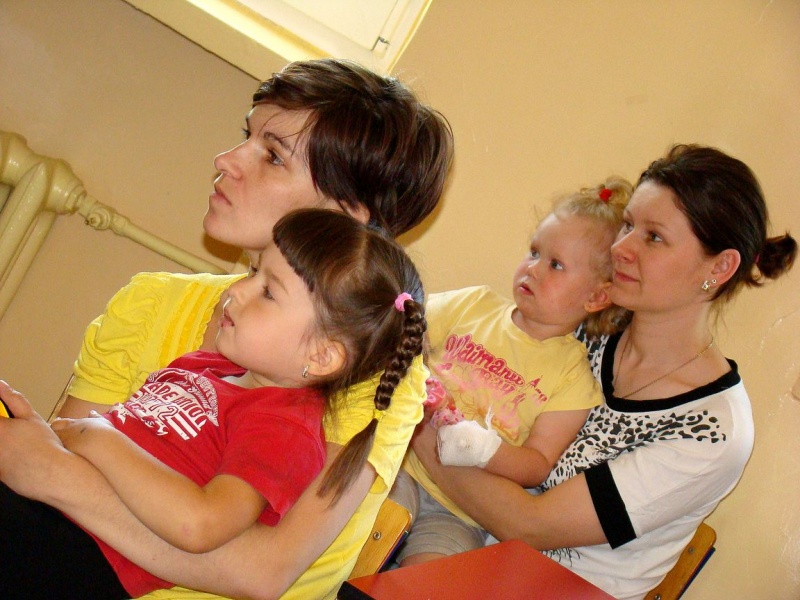 Zdjęcie w galerii na portalu naszwodzislaw.com: Studenci czytali małym pacjentom  wiadomości z regionu