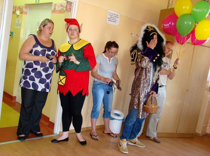 Zdjęcie w galerii na portalu naszwodzislaw.com: Studenci czytali małym pacjentom  wiadomości z regionu